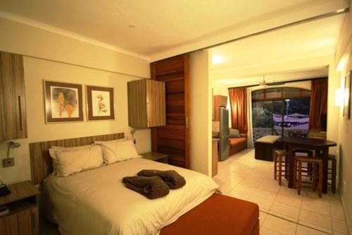 ein Schlafzimmer mit einem Bett mit Handtüchern darauf in der Unterkunft Avalon Springs Resort in Montagu