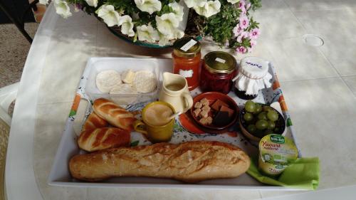 Saint-Georges-Haute-VilleにあるMaison d'hôtes le clos de la Presle, Compostelleの食器のトレイ