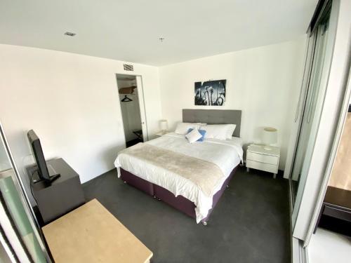 
A bed or beds in a room at Luxury Large One Bedroom Surfers Paradise
