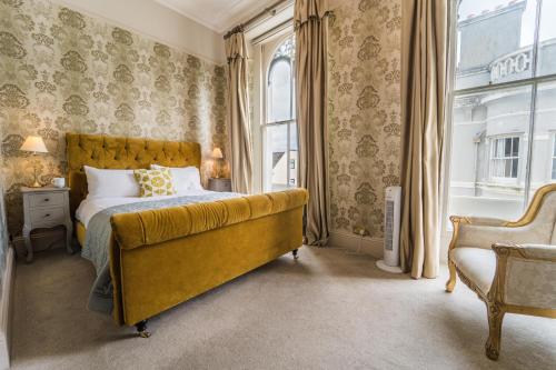 een slaapkamer met een geel bed en een raam bij 1 Elliot Terrace in Plymouth
