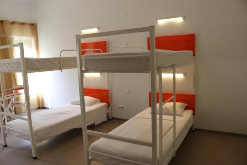 a room with two bunk beds in a room at Hi Espinho - Pousada de Juventude in Espinho