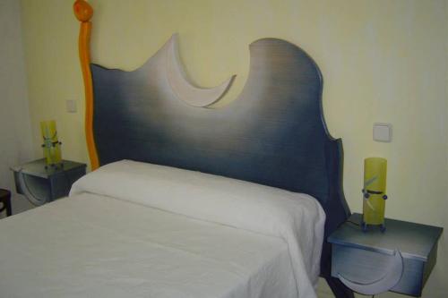 1 dormitorio con 1 cama grande y 2 mesitas de noche en APARTAMENTO LAS ERAS en Hontanares