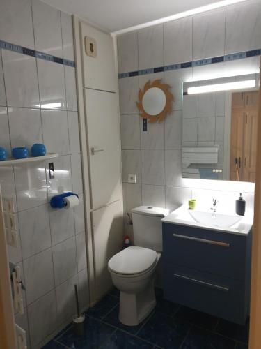 a small bathroom with a toilet and a sink at Happy family's nest in Munster