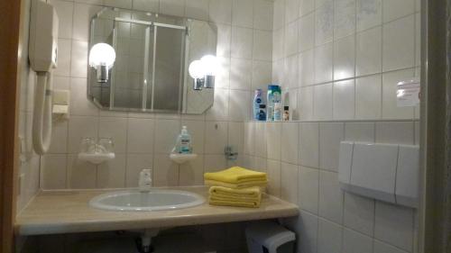 a bathroom with a sink and a mirror at Ferienwohnung Oberlungwitz in Oberlungwitz
