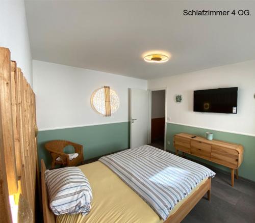 1 dormitorio con 1 cama, escritorio y TV en Ferienhaus Berlin, en Berlín