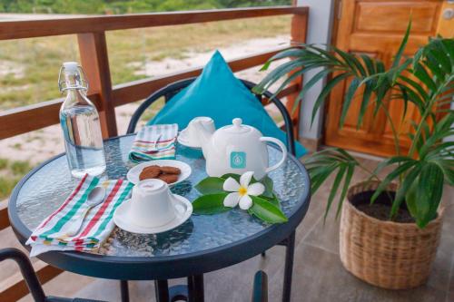 Příslušenství pro přípravu čaje a kávy v ubytování Nihaali Maldives