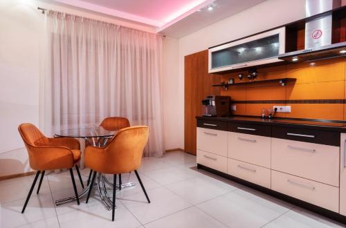 Virtuvė arba virtuvėlė apgyvendinimo įstaigoje Premium Jacuzzi Apartment