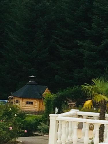 un petit bâtiment avec un toit noir dans une cour dans l'établissement LES RELAIS D'ISIRA, à Dabo