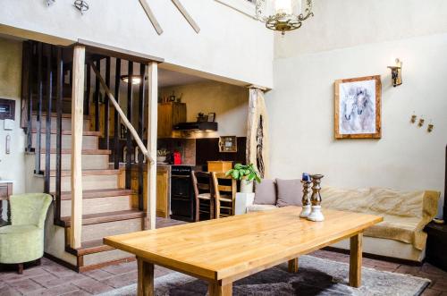 - un salon avec une table en bois et un escalier dans l'établissement DIMITRA's VILLAS, à Elatochori