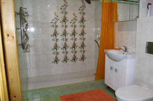 Um banheiro em Beryozka Cottage
