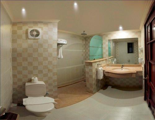 Et badeværelse på Tivoli Hotel Aqua Park