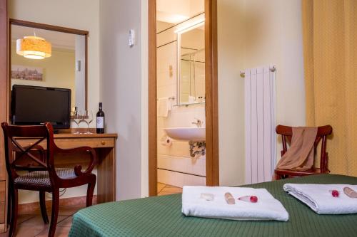 - Baño con lavabo y mesa con toallas en Hotel Trastevere, en Roma