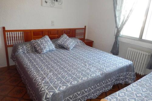um quarto com duas camas com almofadas em Bel appartement face à la mer em Miami Platja