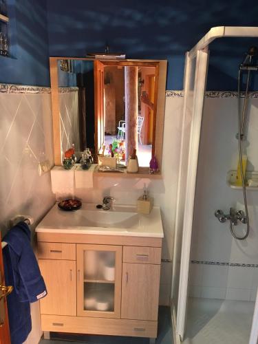 a bathroom with a sink and a mirror at CASA DEOGRACIAS in Veguellina de Órbigo