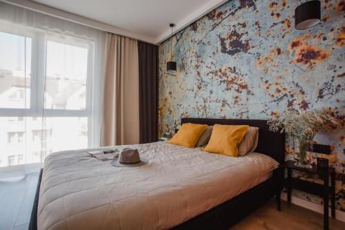 a bedroom with a bed with a hat on it at W&K Apartments - Ginger Suite - Faktura VAT, Parking in Koszalin