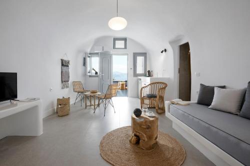 - un salon blanc avec un canapé et une table dans l'établissement Luxury Santorini Villa Superior Cave Villa Outdoor Hot Tub Oia, à Oia