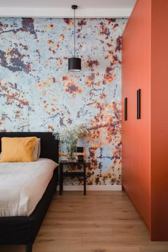 a bedroom with a wall with a floral wallpaper at W&K Apartments - Ginger Suite - Faktura VAT, Parking in Koszalin