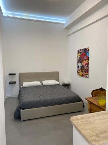 - une chambre avec un lit et une peinture murale dans l'établissement Palazzo Pilo, à Sassari