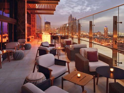ドバイにあるGrand Plaza Mövenpickの屋上バー(椅子、テーブル付)