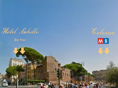 una calle de la ciudad con gente caminando por la calle en Hotel Labelle en Roma