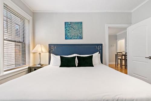 Katil atau katil-katil dalam bilik di 1BR Lively & Rejuvenating Apt in Prime Location - Roscoe 2M
