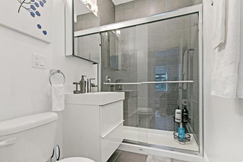 Ванна кімната в 1BR Lively & Rejuvenating Apt in Prime Location - Roscoe 2M