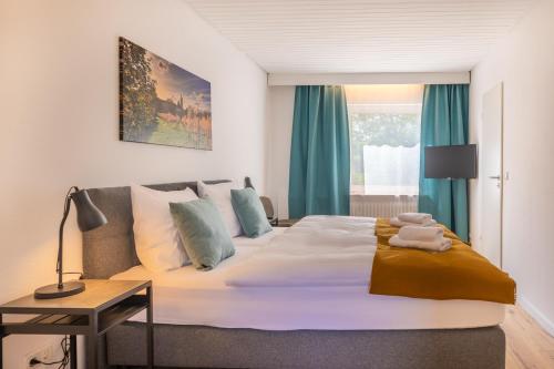 ein Schlafzimmer mit einem großen Bett und einem Fenster in der Unterkunft Hotel Clement - Bed & Breakfast in Ingelheim am Rhein