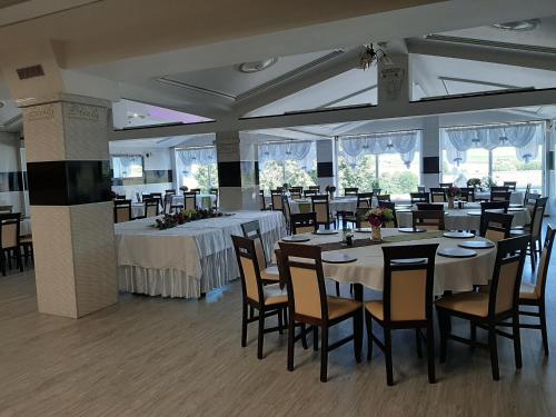 une salle à manger avec des tables et des chaises dans un restaurant dans l'établissement Restaurant and Pension Stenly, à Spišský Štvrtok