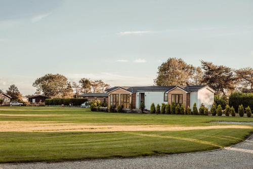 Photo de la galerie de l'établissement Little Eden Country Park, Bridlington with Private Hot Tubs, à Bridlington