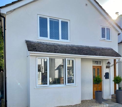 5 star home in lovely village of Frimley, Surrey
