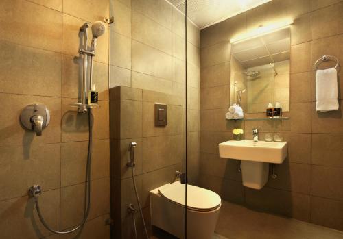 斋浦尔Click Hotel Jaipur, Raja Park的带淋浴、马桶和水槽的浴室