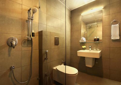 ein Bad mit einer Dusche, einem WC und einem Waschbecken in der Unterkunft Click Hotel Jaipur in Jaipur