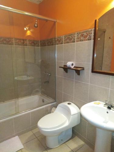 Un baño de Casablanca Hostal