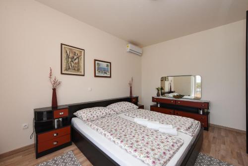Ένα ή περισσότερα κρεβάτια σε δωμάτιο στο Villa Delmonicos ZadarVillas