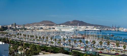 un port de plaisance avec beaucoup de bateaux dans l'eau dans l'établissement Occidental Las Palmas, à Las Palmas de Gran Canaria