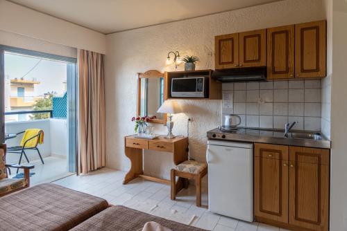 Η κουζίνα ή μικρή κουζίνα στο Dedalos Hotel