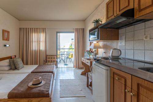 Η κουζίνα ή μικρή κουζίνα στο Dedalos Hotel