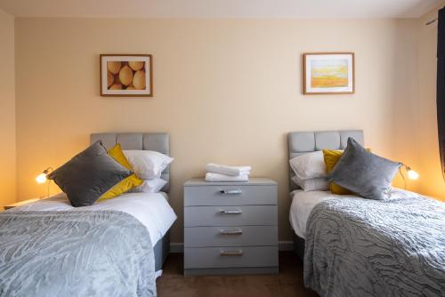 2 nebeneinander sitzende Betten in einem Schlafzimmer in der Unterkunft Apartment 4 in Worksop