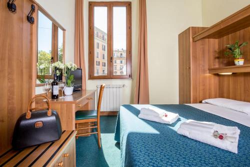 Pokój hotelowy z łóżkiem i biurkiem w obiekcie Hotel Trastevere w Rzymie
