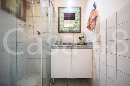 ein Badezimmer mit Dusche und Waschbecken in der Unterkunft Beach House - Camburi in Camburi