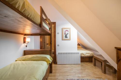 um quarto com 2 camas num sótão em Noguera by Totiaran em Baqueira-Beret