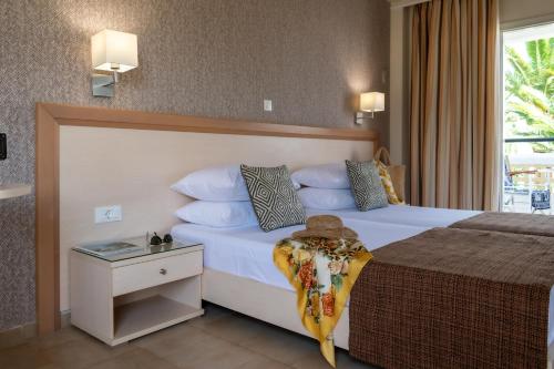 Ένα ή περισσότερα κρεβάτια σε δωμάτιο στο Dedalos Hotel