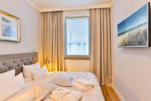 1 dormitorio con 1 cama con 2 toallas en Magnolia en Ostseebad Sellin