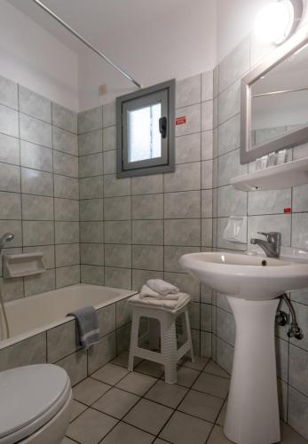 Ένα μπάνιο στο Dedalos Hotel