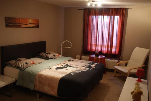 um quarto com uma cama, uma cadeira e uma janela em Vakantie Logies Allo Allo em Poperinge
