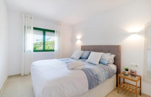 Postel nebo postele na pokoji v ubytování Vela Blanca SA RIERA duplex w private parking