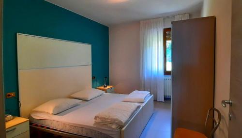 Postel nebo postele na pokoji v ubytování Appartamenti Benaco La Portella by Gardadomusmea