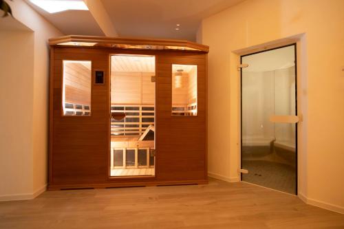a room with a wooden door with a window at Landhotel Kauzenberg in Bad Kreuznach