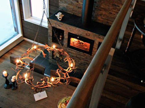 a chandelier in a living room with a fireplace at Ottsjö Bear Lodge in Ottsjö
