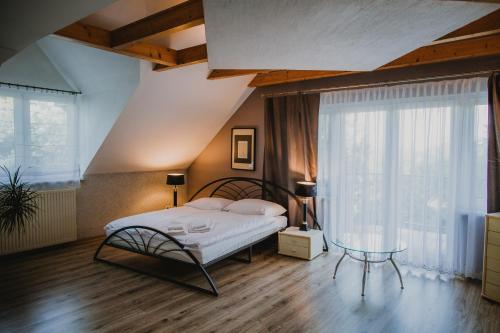 a bedroom with a bed and a table at RUDAWSKI in Janowice Wielkie